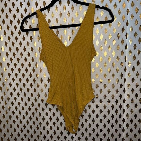 💖5/$40 Mustard yellow bodysuit size S - Picture 3 of 4